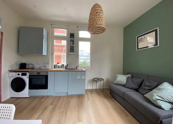 Superbe Appartement Avec Chambre, Proche Plage
