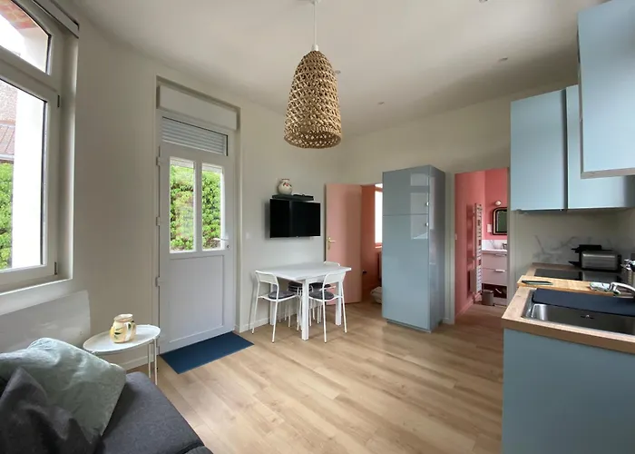 Superbe Appartement Avec Chambre, Proche Plage